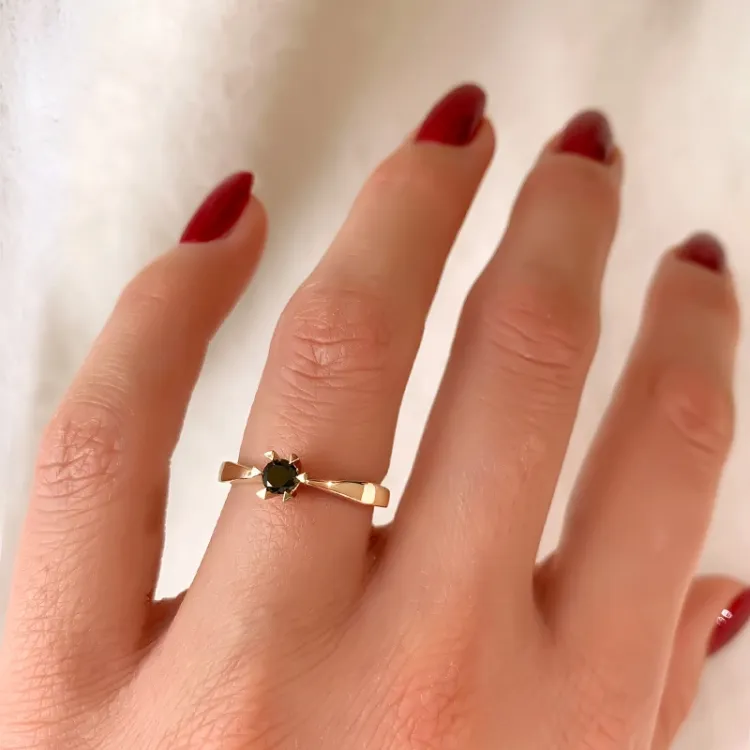 0,20 ct sort diamant solitairering i 14 karat guld 0,20 ct