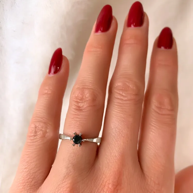 0,20 ct sort solitairering i 14 karat hvidguld 0,21 ct