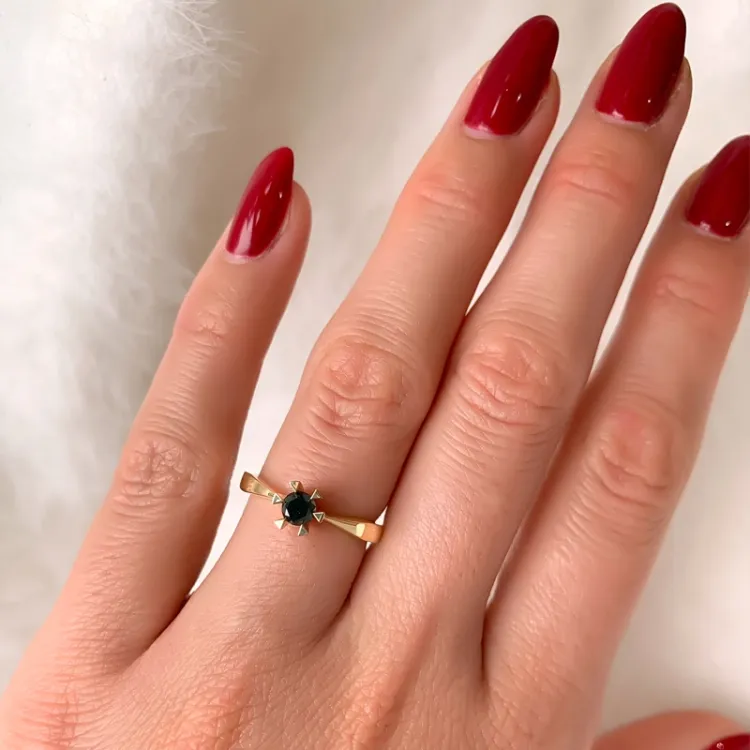 0,30 ct sort solitairering i 14 karat guld 0,32 ct