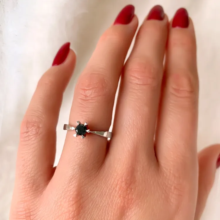 0,30 ct sort diamant solitairering i 14 karat hvidguld 0,32 ct