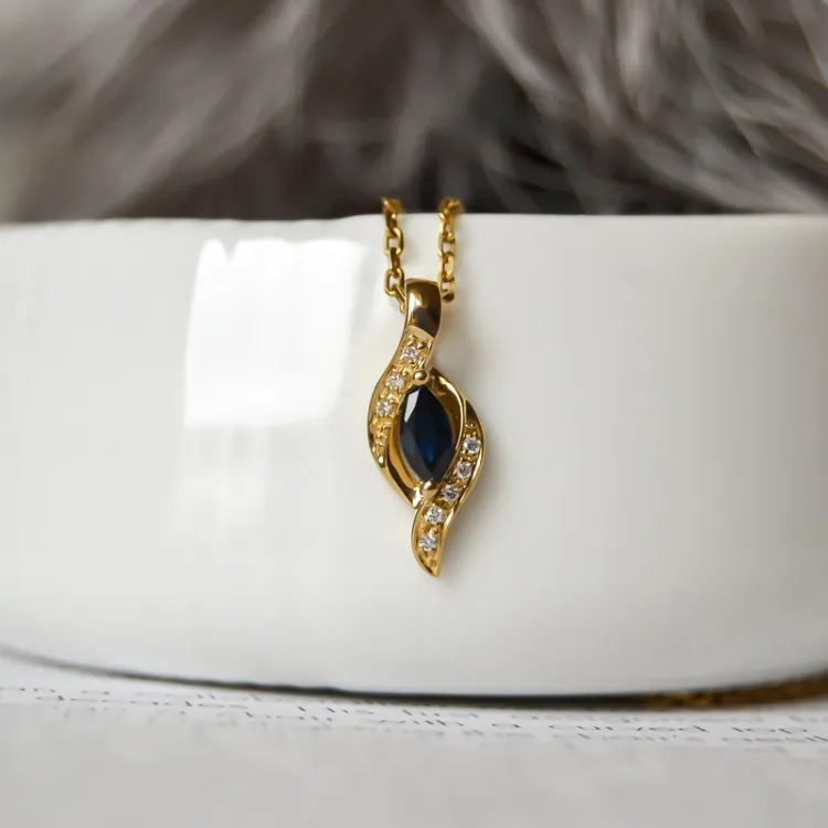 safir diamantvedhæng i 14 karat guld 0,04 ct 0,34 ct