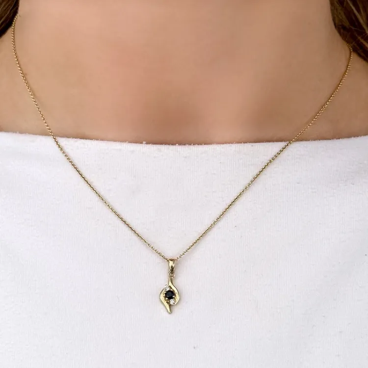safir vedhæng i 14 karat guld 0,05 ct 0,16 ct