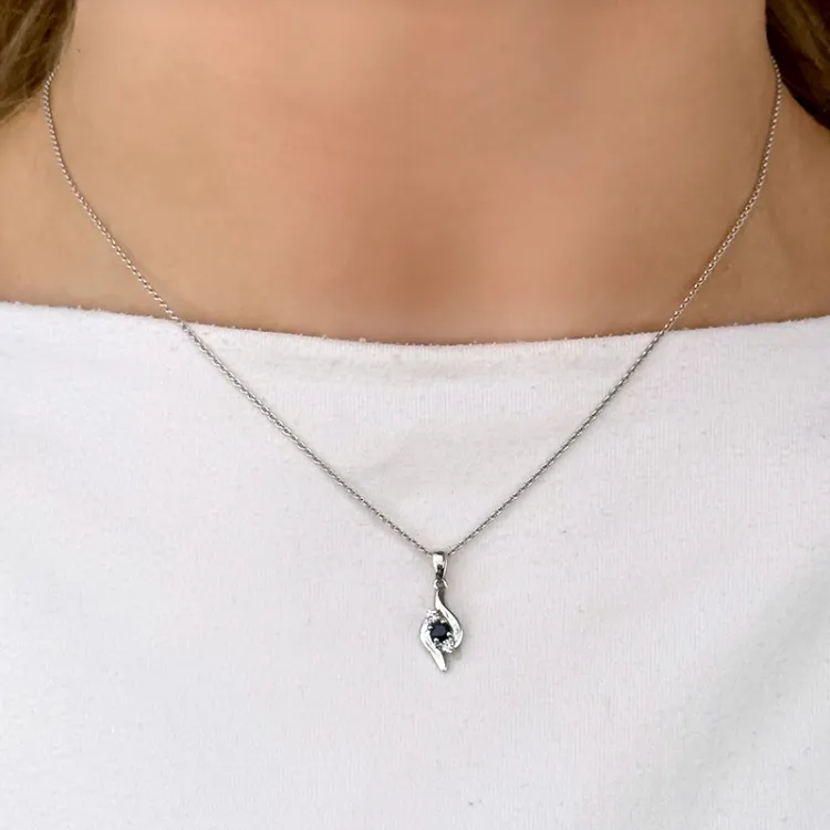 safir vedhæng i 14 karat hvidguld 0,05 ct 0,16 ct
