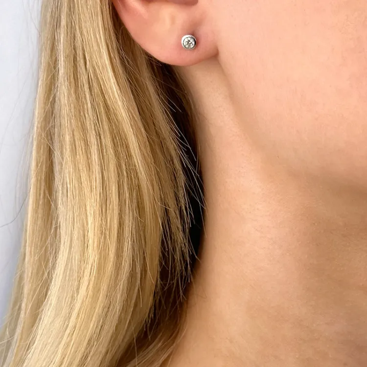 2 x 0,15 ct diamant solitaireørestikker i 14 karat hvidguld med diamant