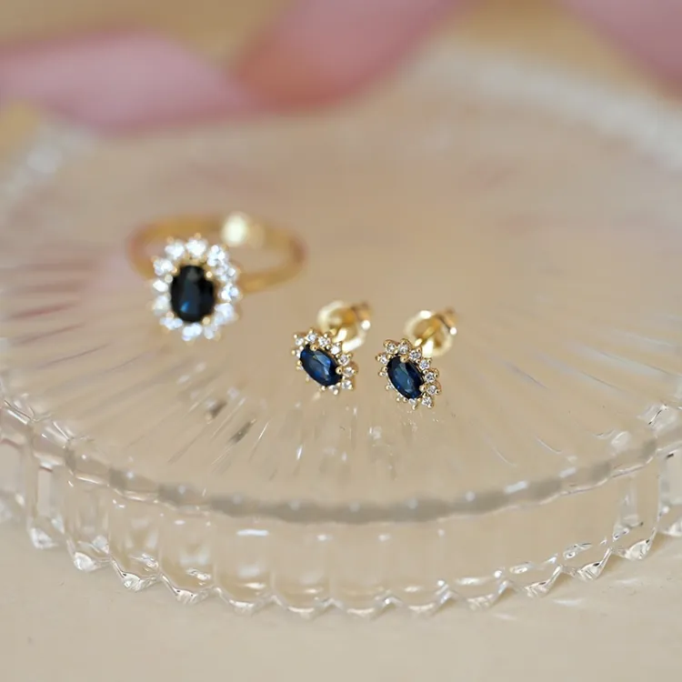safir rosetørestikker i 14 karat guld med diamant og safir 