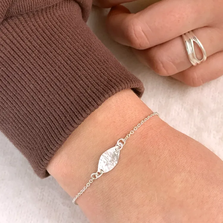 armbånd i sølv med vedhæng i sølv
