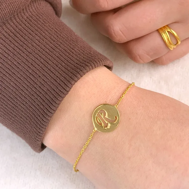 bogstav R med ridser armbånd i forgyldt sølv med vedhæng i forgyldt sølv