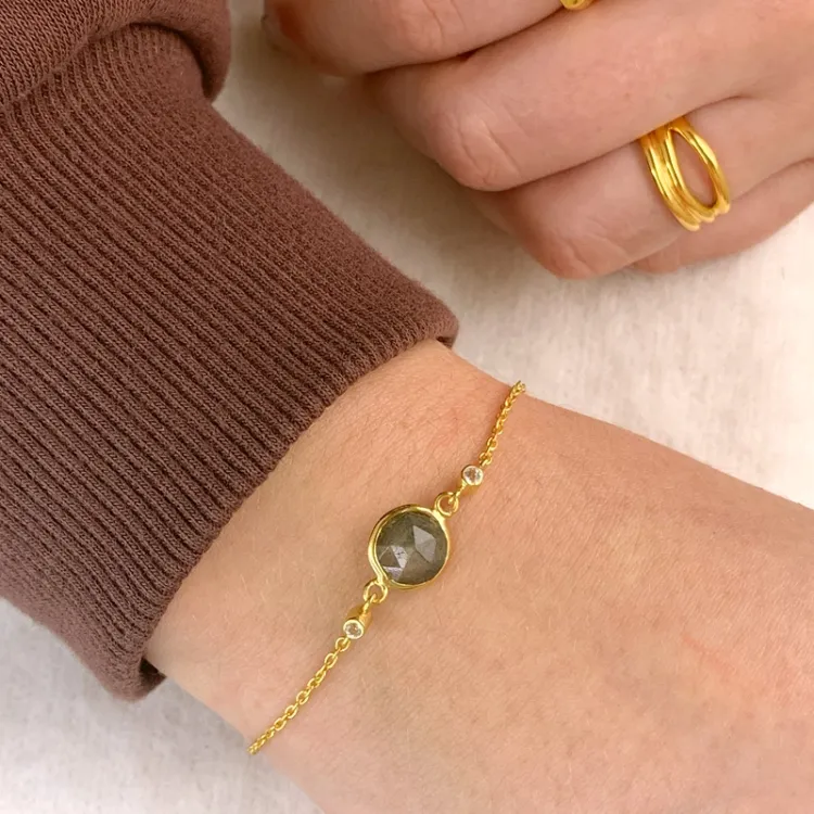 labradorit armbånd i forgyldt sølv med vedhæng i forgyldt sølv - Loom Stones