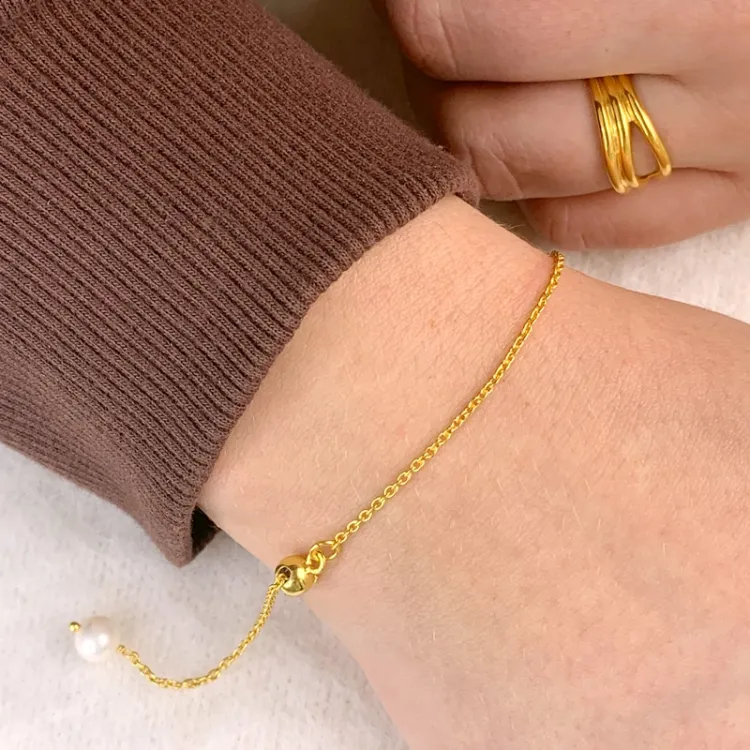 perle armbånd i forgyldt sølv med vedhæng i forgyldt sølv