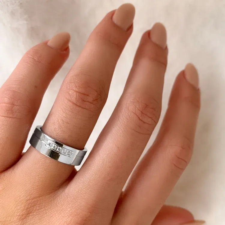 Rund zirkon ring i rhodineret sølv