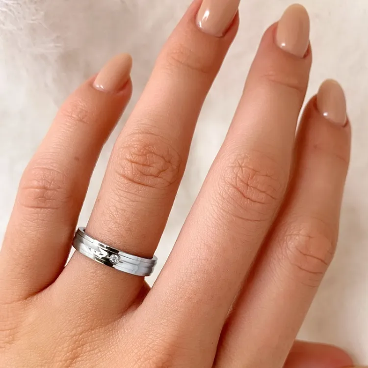 Enkel ring i rhodineret sølv
