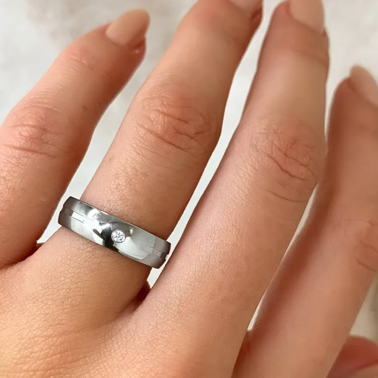 ring i rhodineret sølv