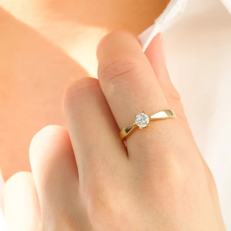 5,4 mm zirkon solitairering i 9 karat guld