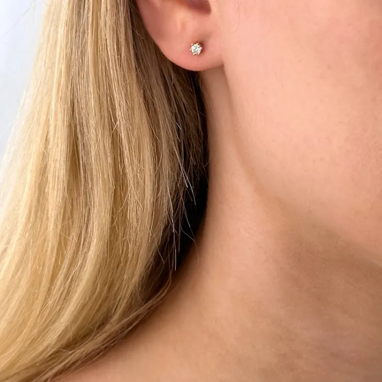 2 x 0,10 ct diamant solitaireørestikker i 14 karat guld med diamant 