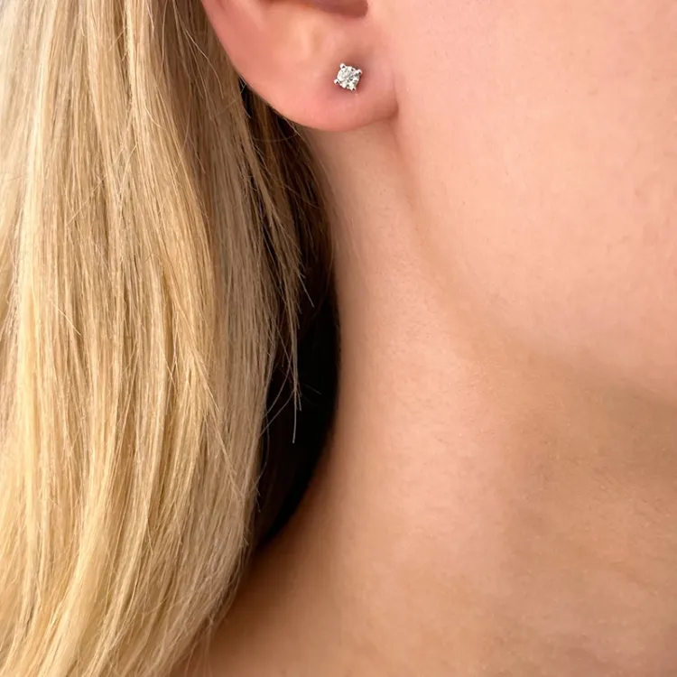 2 x 0,15 ct solitaireørestikker i 14 karat hvidguld med diamant