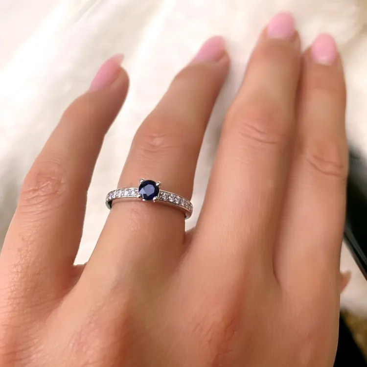 blå safir diamantring i 14 karat hvidguld 0,20 ct