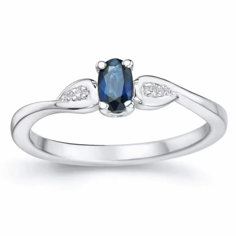 oval blå safir ring i 14 karat hvidguld 0,008 ct 0,35 ct