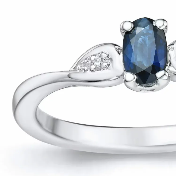 oval blå safir ring i 14 karat hvidguld 0,008 ct 0,35 ct