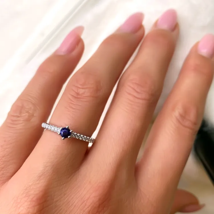 blå safir ring i 14 karat hvidguld 0,14 ct