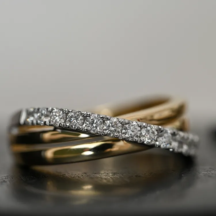Abstrakt brillantring i 14 karat guld.- og hvidguld 0,50 ct