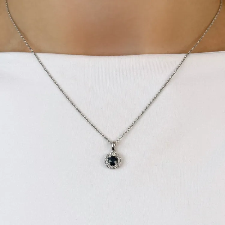 safir diamantvedhæng i 14 karat hvidguld 0,45 ct 0,12 ct