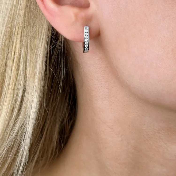Creoler i 14 karat hvidguld med diamant 
