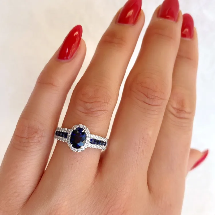 oval blå safir diamantring i 14 karat hvidguld 0,286 ct