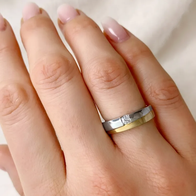 abstrakt diamant ring i 14 karat guld.- og hvidguld 0,1 ct