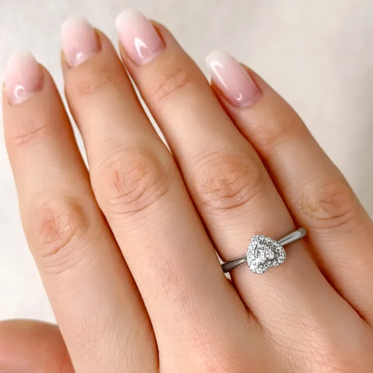 hjerte diamantring i 14 karat hvidguld 0,14 ct