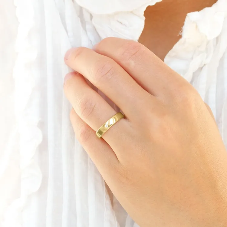 4 mm vielsesring i 14 karat guld 0,03 ct