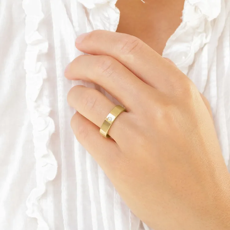 5 mm vielsesring i 9 karat guld 0,03 ct