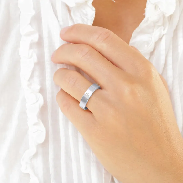 5 mm vielsesring i 9 karat hvidguld 0,03 ct