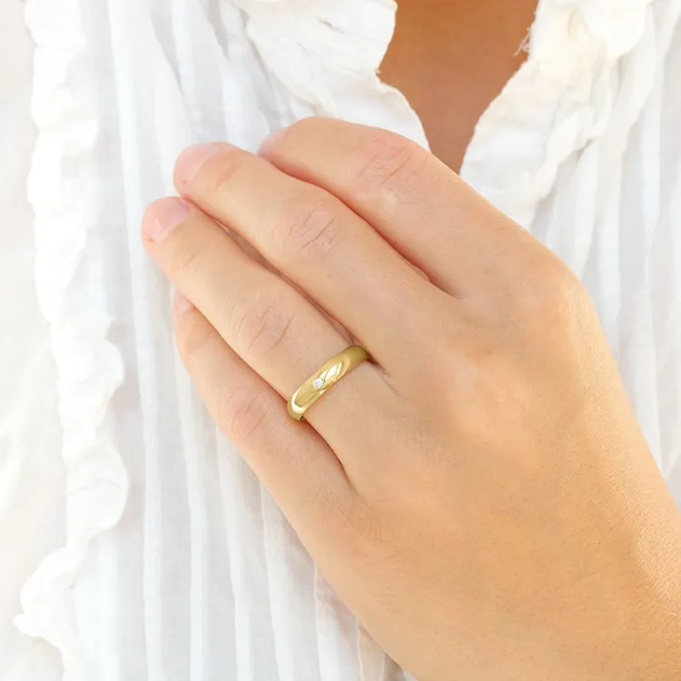 6 og 4 mm vielsesringe i 14 karat guld 0,03 ct - sæt