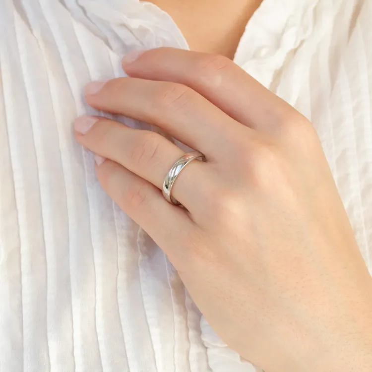 4 mm vielsesringe i 9 karat hvidguld 0,008 ct og 0,015 ct - sæt