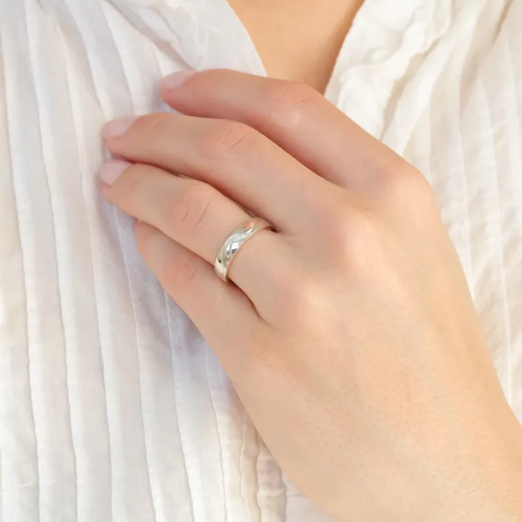 4 mm vielsesringe i 9 karat hvidguld 0,008 ct og 0,015 ct - sæt