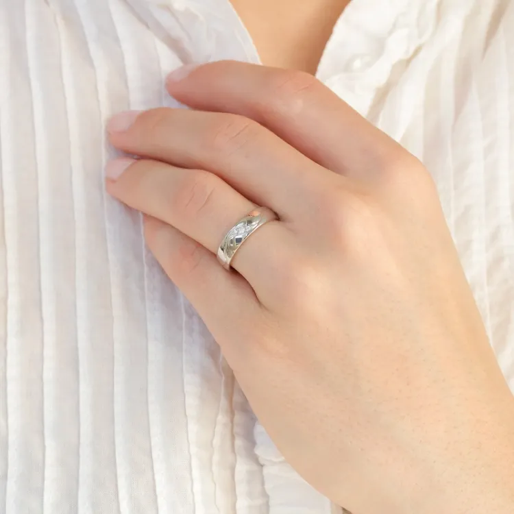 5 mm diamant vielsesringe i 9 karat hvidguld 0,008 ct og 0,02 ct - sæt