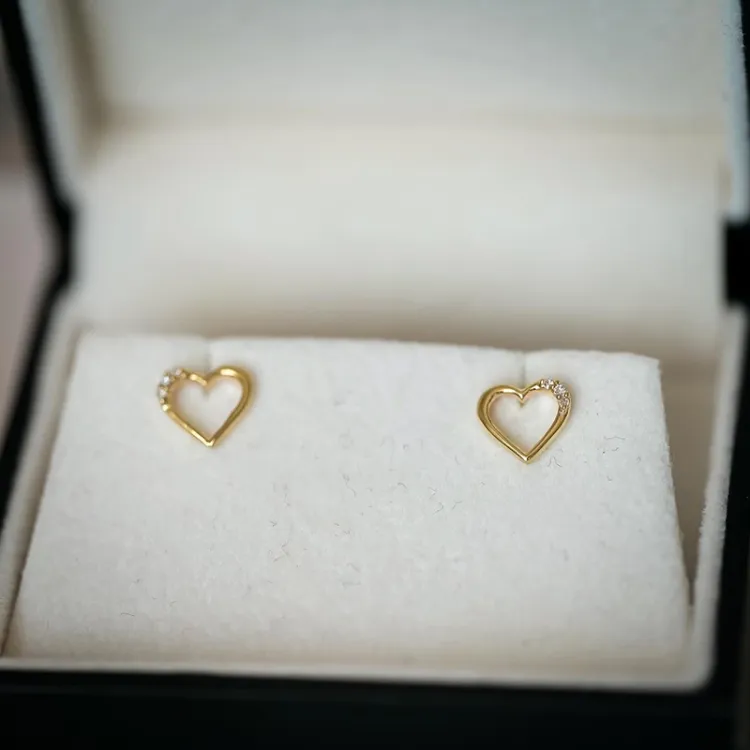 hjerte diamant ørestikker i 8 karat guld med diamant og diamant