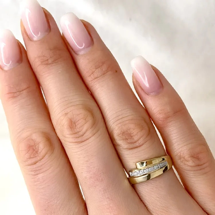 elegant abstrakt diamant ring i 9 karat guld.- og hvidguld 0,03 ct
