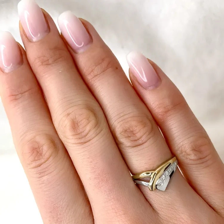 abstrakt diamant ring i 9 karat guld.- og hvidguld 0,03 ct