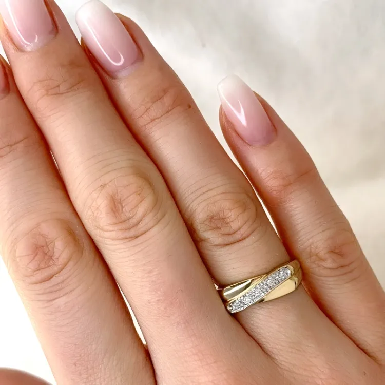 abstrakt diamant ring i 9 karat guld.- og hvidguld 0,05 ct