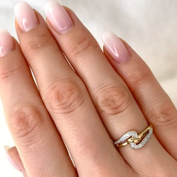 abstrakt diamant ring i 9 karat guld.- og hvidguld 0,02 ct