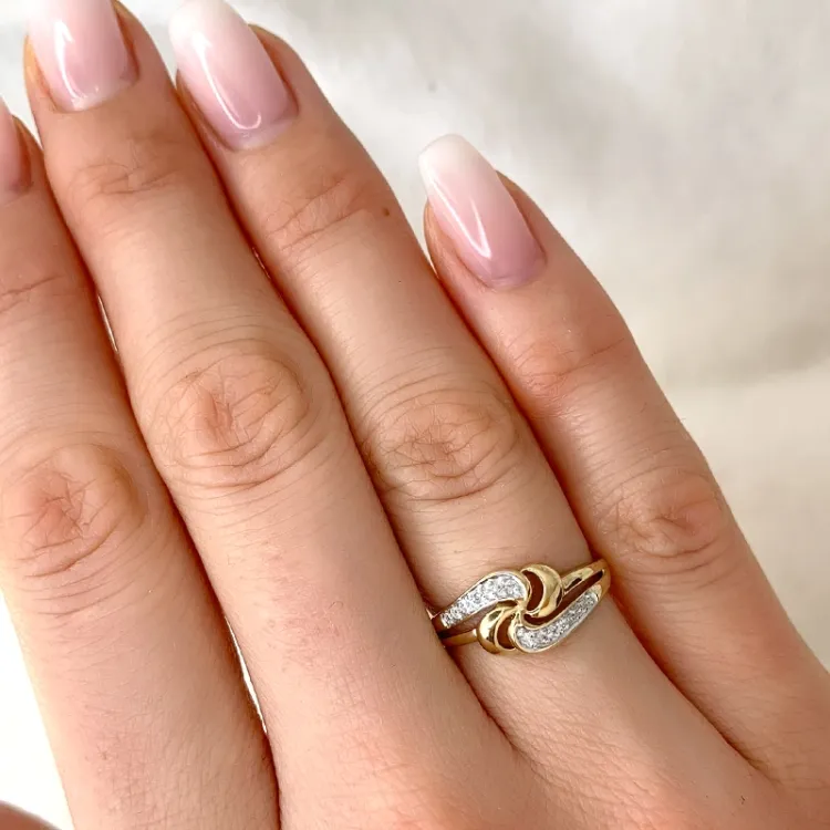 abstrakt diamantring i 9 karat guld.- og hvidguld 0,03 ct