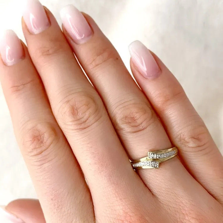 abstrakt diamant ring i 9 karat guld.- og hvidguld 0,02 ct