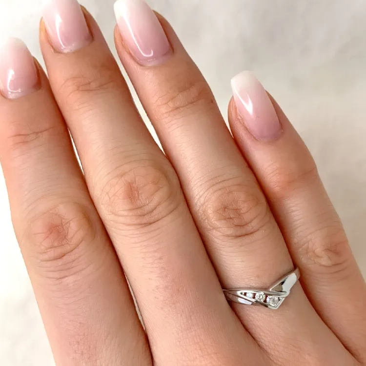 V diamant ring i 9 karat hvidguld 0,10 ct