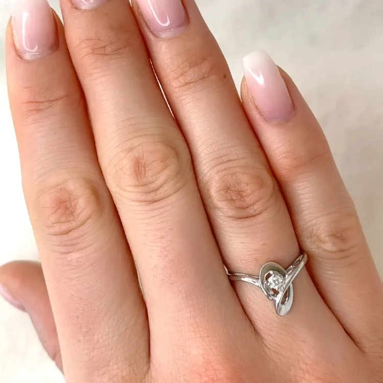 abstrakt diamant ring i 9 karat hvidguld 0,07 ct