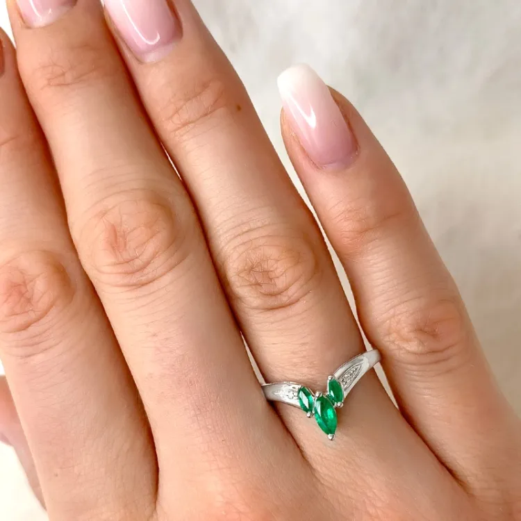 V smaragd diamantring i 9 karat hvidguld 0,01 ct 0,43 ct