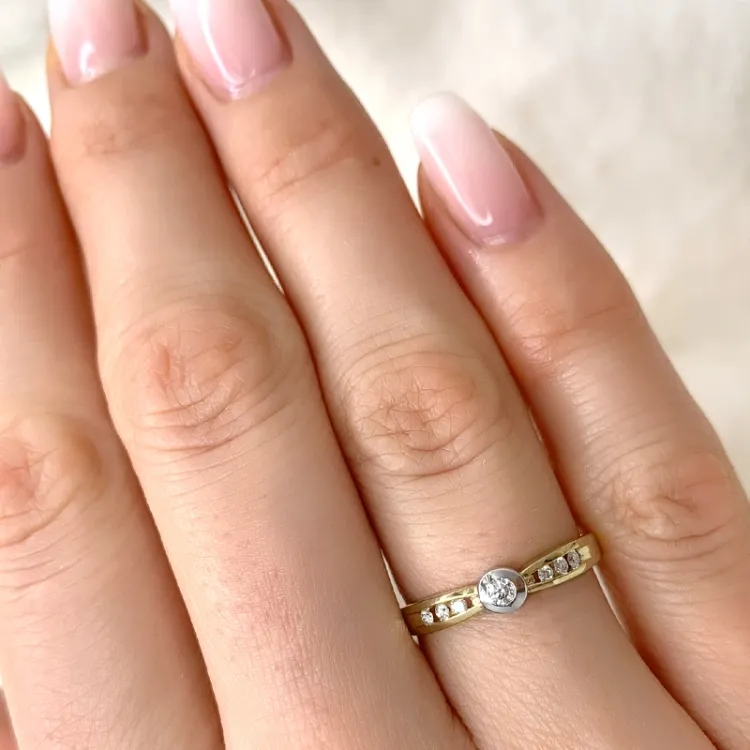 Diamant ring i 9 karat guld.- og hvidguld 0,12 ct