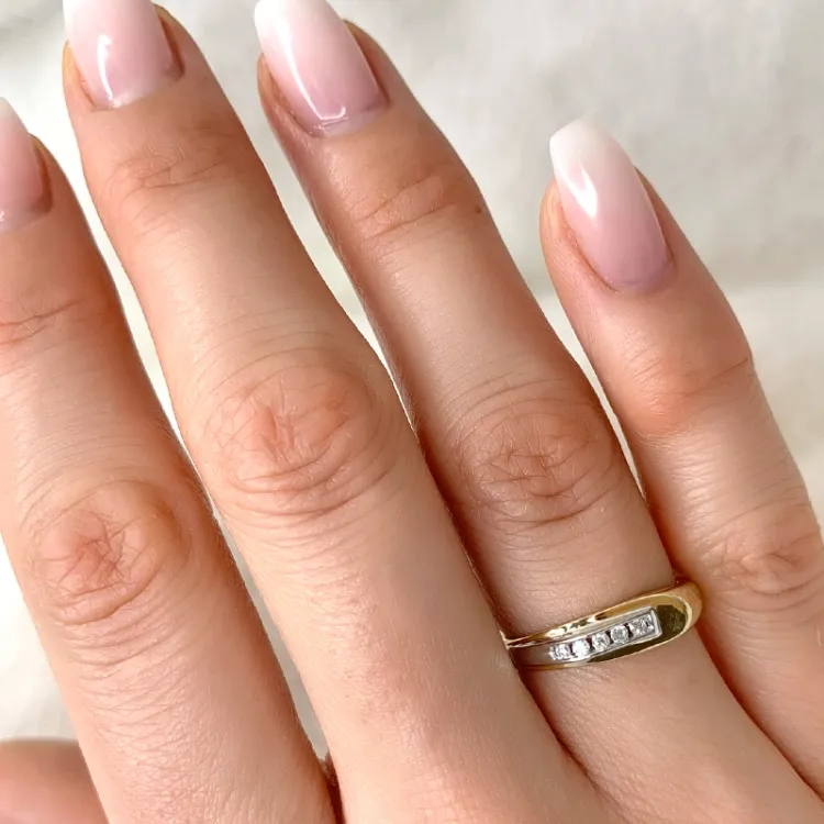 abstrakt diamant ring i 9 karat guld.- og hvidguld 0,07 ct