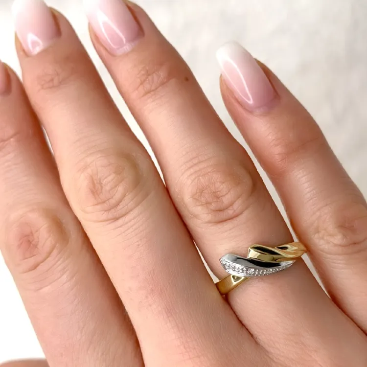 abstrakt diamant ring i 8 karat guld.- og hvidguld 0,02 ct