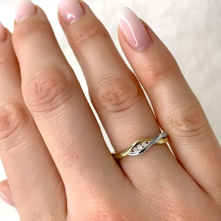 diamantring i 9 karat guld.- og hvidguld 0,04 ct